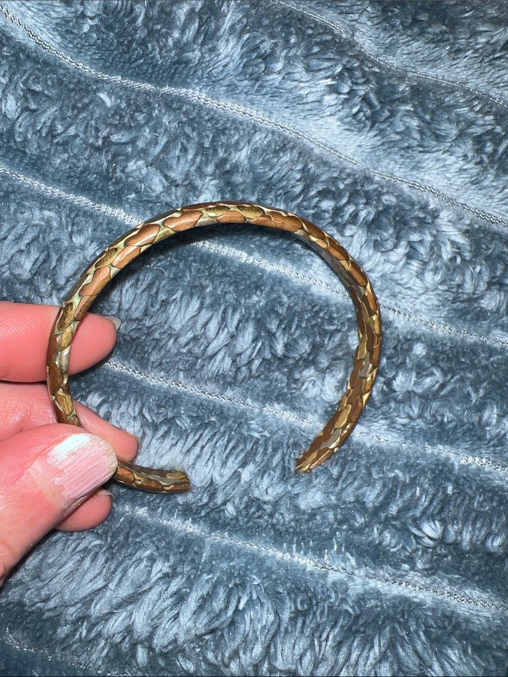 Reptilian-looking bracelet with alternating silver and bronze “scales” - Picture 2 of 3